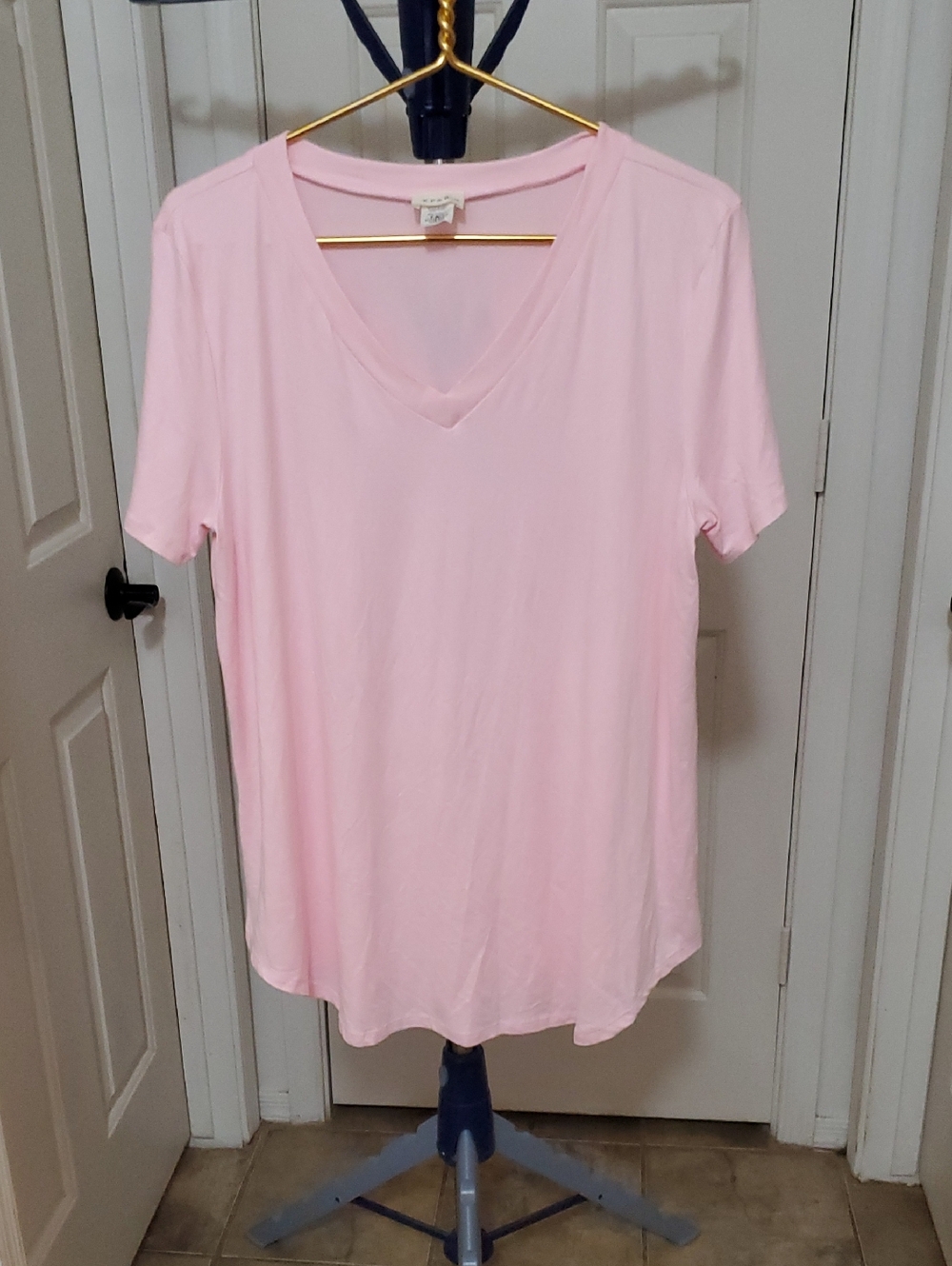 P & Rose Everyday V-Neck Short Sleeve Top in Light Pink